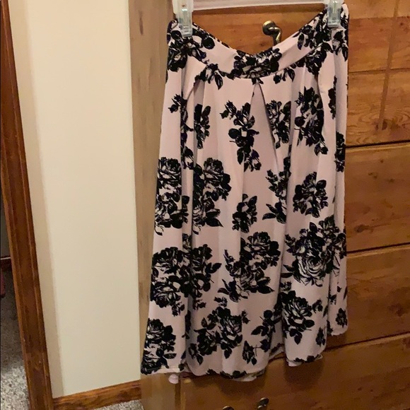 Windsor Dresses & Skirts - ⭐️B1G1FREE⭐️ Nude and black midi skirt!😊😊